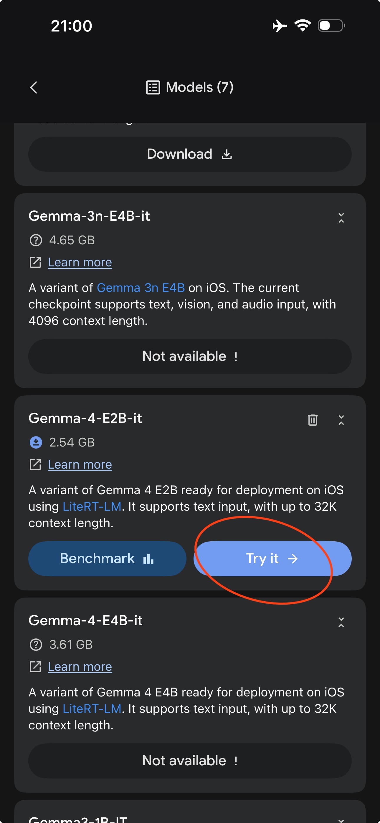 Карточка Gemma-4 E2B-it в Edge Gallery с кнопками Benchmark и Try it